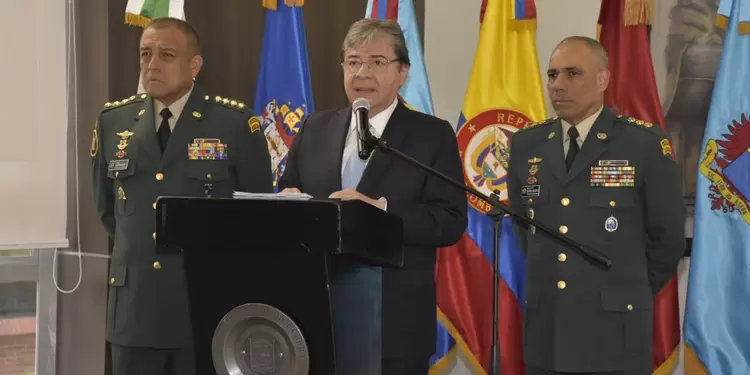Ministro de Defensa, Carlos Holmes Trujillo, junto a los comandantes de las FF.MM. y del Ejército.