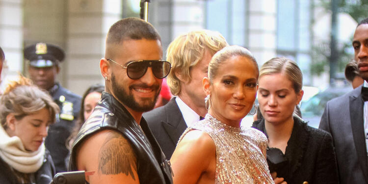 Maluma y Jennifer Lopez en el rodaje de la película 'Marry Me'.