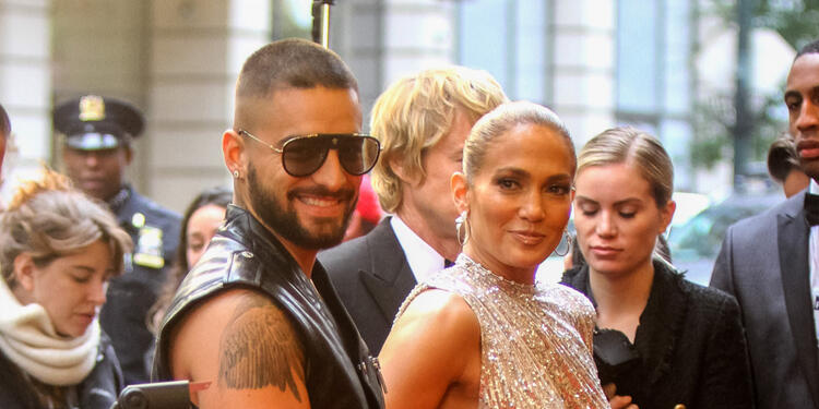 Maluma y Jennifer Lopez en el rodaje de la película 'Marry Me'.