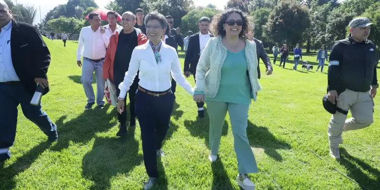 Claudia López junto a Angélica Lozano en el parque Simón Bolívar Claudia López junto a Angélica Lozano en el parque Simón Bolívar