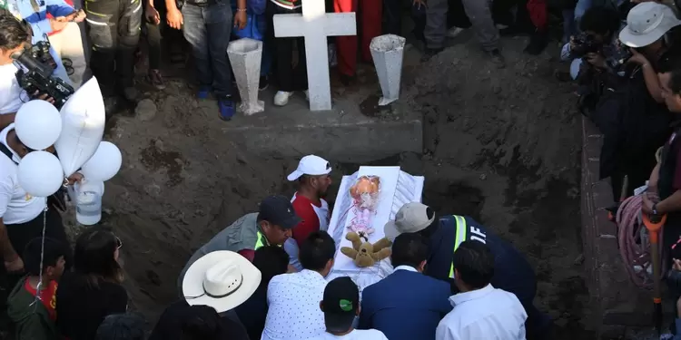 Entierro de niña asesinada en México