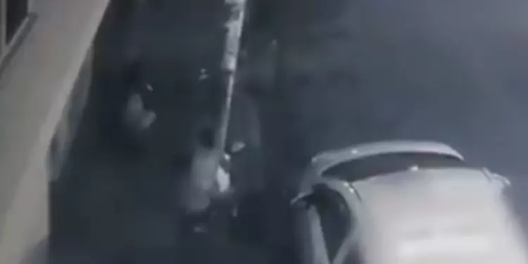 Forcejeo entre una madre y secuestrador