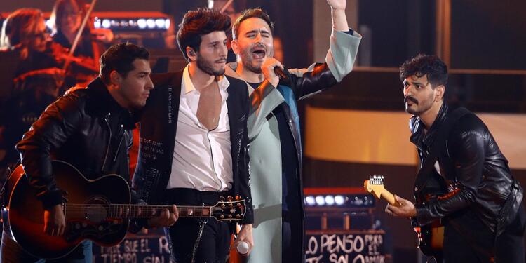 Sebastián Yatra y Reik en los Latin Grammy