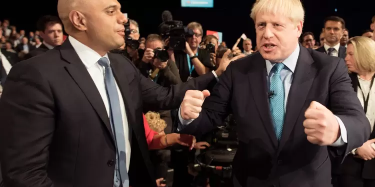 Sajid Javid, ministro británico de Finanzas, junto a Boris Johnson