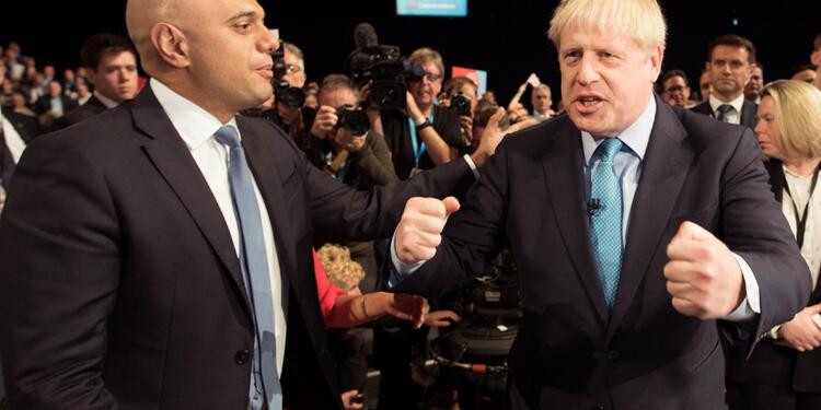 Sajid Javid, ministro británico de Finanzas, junto a Boris Johnson