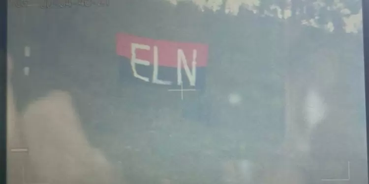 Esta bandera fue dejada al lado de la torre derribada en Medellín.