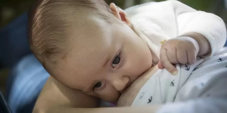 Bebé tomando leche materna