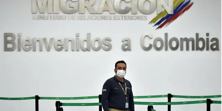 Funcionario de Migración Colombia, en el aeropuerto Eldorado de Bogotá.