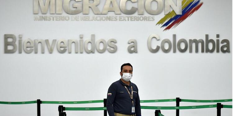 Funcionario de Migración Colombia, en el aeropuerto Eldorado de Bogotá.