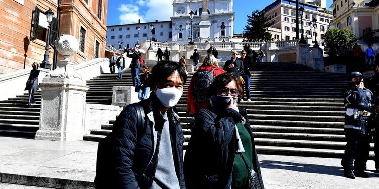 Habitantes de Roma toman precauciones contra coronavirus