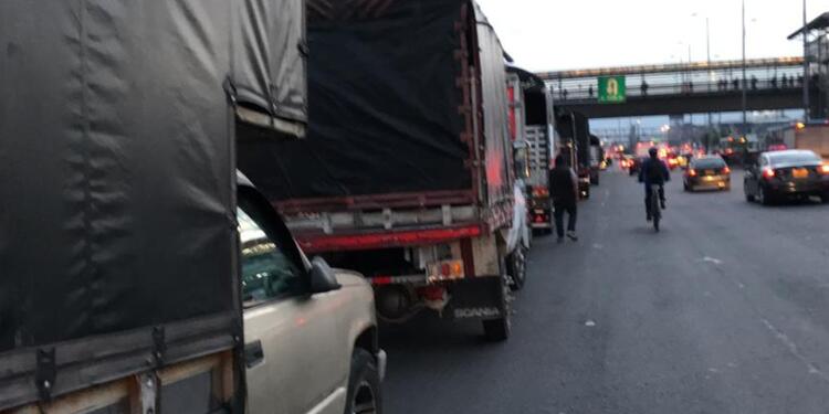 Protesta de camiones de carga liviana en Bogotá