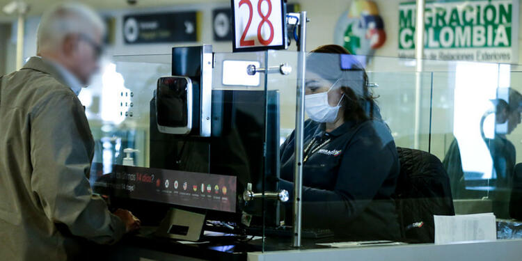 Controles por coronavirus en aeropuerto El Dorado