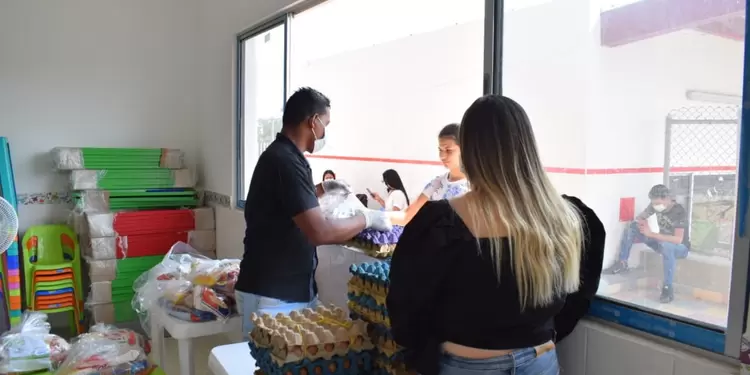 Entrega de raciones a menores aislados por el coronavirus