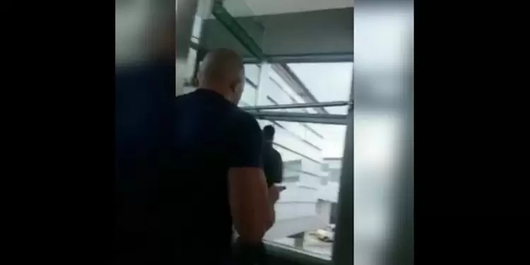 MÉDICO LE TOSIÓ EN LA CARA A EMPLEADA DE AEROLÍNEA