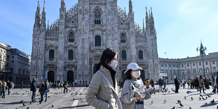 Milán, Italia: Mujeres usan máscaras por el coronavirus