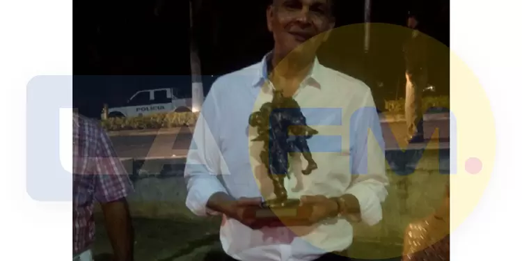 'Ñeñe' Hernández con obsequio del Ejército Nacional 'Ñeñe' Hernández con obsequio del Ejército Nacional