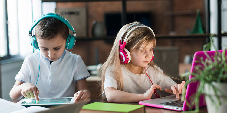 Niños estudiando online