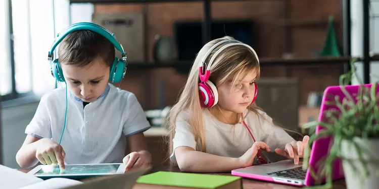 Niños estudiando online