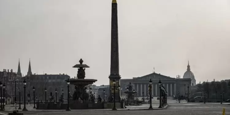 La Plaza de la Concordia totalmente desocupada a causa del coronavirus