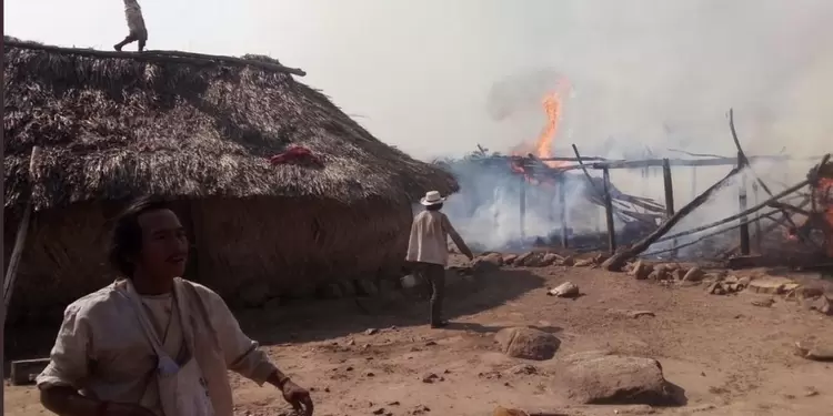Casas ceremoniales indígenas consumidas por las llamas