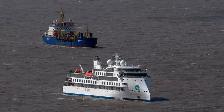 Crucero Greg Mortimer fondeando en Uruguay