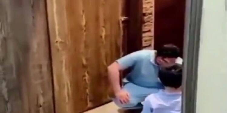Enfermero llora porque no puede abrazar al hijo
