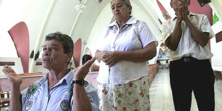 Gente rezando. Imagen de referencia