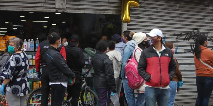 Largas filas en Soacha por toque de queda