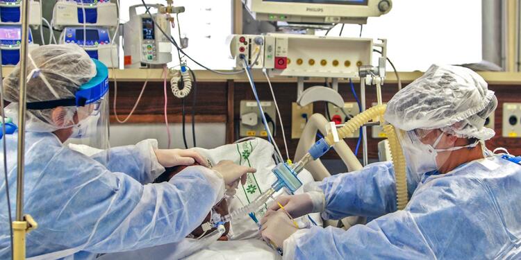 Médicos atienden pacientes con coronavirus