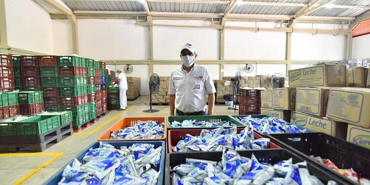 Los padres agradecen la entrega de alimentos en medio de la crisis por coronavirus