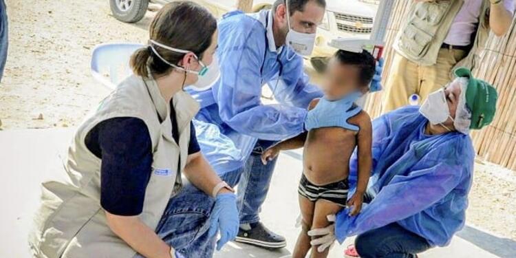 Pediatras del ICBF valorando a los niños con desnutrición