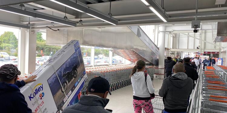 Día sin IVA: largas filas en establecimientos