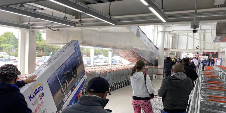 Día sin IVA: largas filas en establecimientos