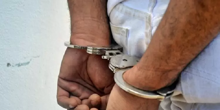 Esposado / detenido