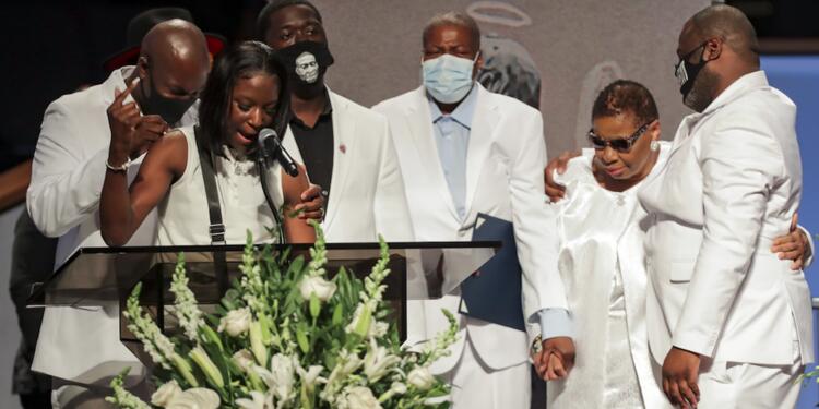 Familia de George Floyd en su funeral en Houston