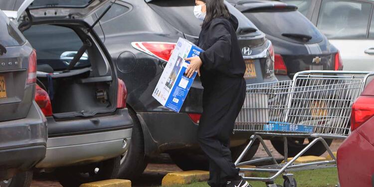 Día sin IVA: largas filas en establecimientos Día sin IVA: largas filas en establecimientos