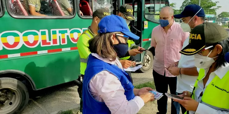 Autoridades verifican permisos de circulación.