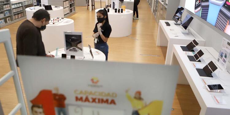 Ciudadanos comenzaron a llegar nuevamente a los centros comerciales, que reabren sus puertas.