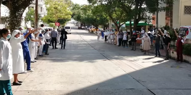 Los compañeros recibieron al médico con una calle de honor.