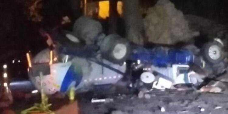 Con personal especializado se evacuará el gas propano que llevaba el vehículo accidentado.