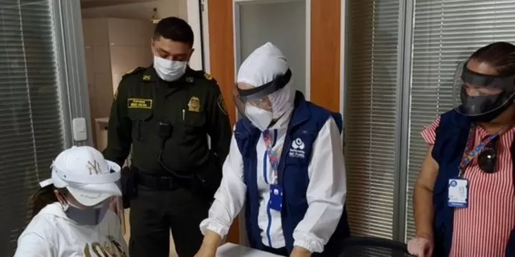La ex gobernadora buscó acompañamiento de la Defensoría del Pueblo para su entrega