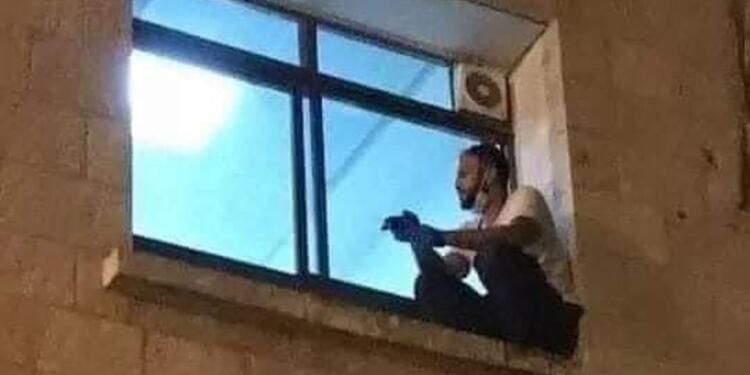 Hombre escaló hospital para ver a su mamá