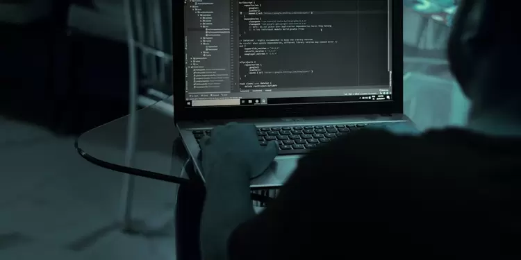 Ciberdelincuente atacando sistemas informáticos Hacker atacando sistemas informáticos