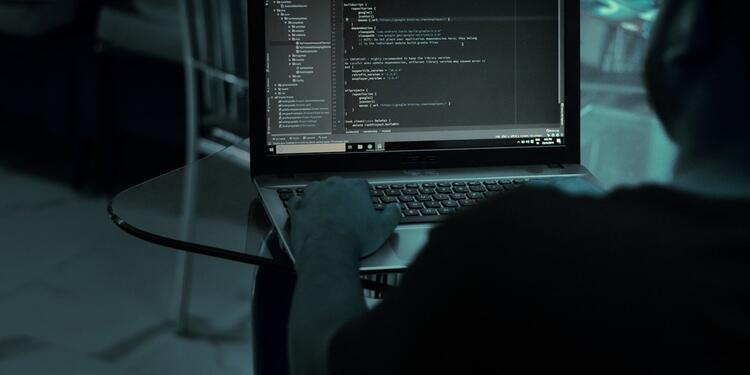 Ciberdelincuente atacando sistemas informáticos Hacker atacando sistemas informáticos