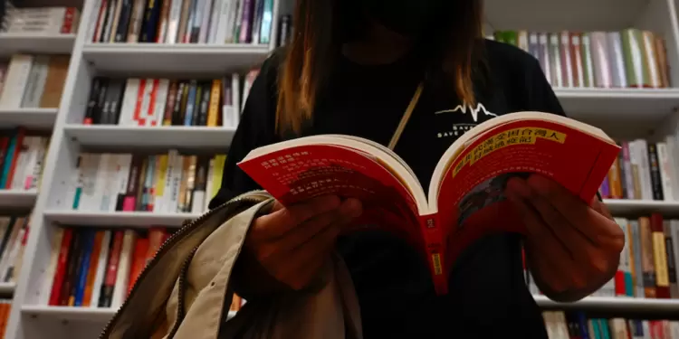 Retiran libros prodemocracia de escuelas y bibliotecas de Hong Kong