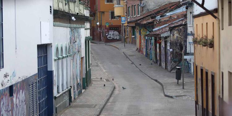 La soledad del céntrico sector de Bogotá, en medio de la cuarentena estricta por la pandemia.
