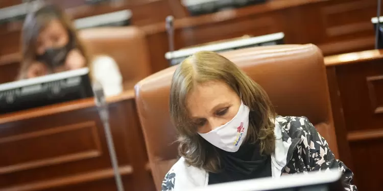 Ángela María Robledo, congresista de oposición, acudió a sesión pese a medida cuarentena. Ángela María Robledo, congresista de oposición, acudió a sesión pese a medida cuarentena.