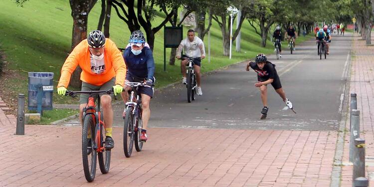 Deportistas con tapabocas en parques de Bogotá Deportistas con tapabocas en parques de Bogotá