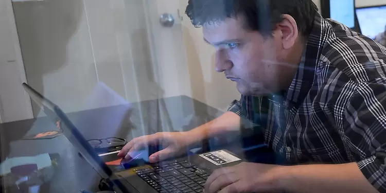 Jóvenes trabajando