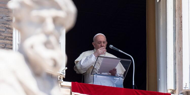 Papa Francisco dando su discurso en medio de pandemia
